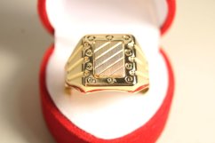 Kombinovaný zlatý prsteň zdobený gravírom, lesklo-matná úprava, veľkosť  68, 4,16g, 14 karátov, 585/1000