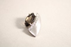 Strieborný prívesok zdobený hnedým kremeňom a čírymi zirkónmi, rhódium, 2,10g, 925/1000