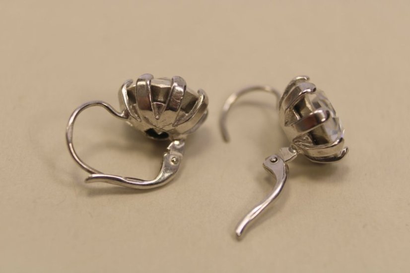 Klasické naušnice s veľkým brúseným zirkónom, ródiované striebro, 4,58g, 925/1000 - Materiál: Rhodiované striebro, Druh kameňa: ZIRKÓN, Farba kameňa: Číry, Váha (g): 4,58, Rýdzosť: STRIEBRO 925/1000