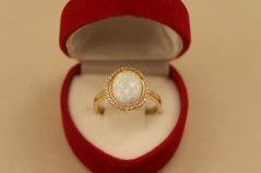 Prsteň- biely opál- číre zirkóny- žlté zlato- 14 karátov