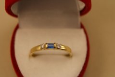Prsteň- modrý kameň- číre zirkóny- žlté zlato- 14 karátov