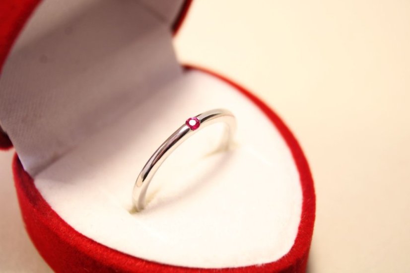 Strieborný minimalistický prsteň, sýto rúžový zirkón, rhodium, veľkosť 48, 1,12 g, 925/1000