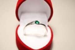 Prsteň-v tvare vlnky-zelený kameň-číre zirkóny-rhodium-striebro