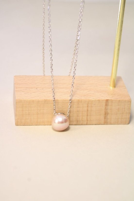 Retiazka- celebritka- ružová riečna perla- rhódiované striebro