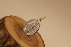 Prívesok- medailón s Pannou Máriou- rhódiované striebro