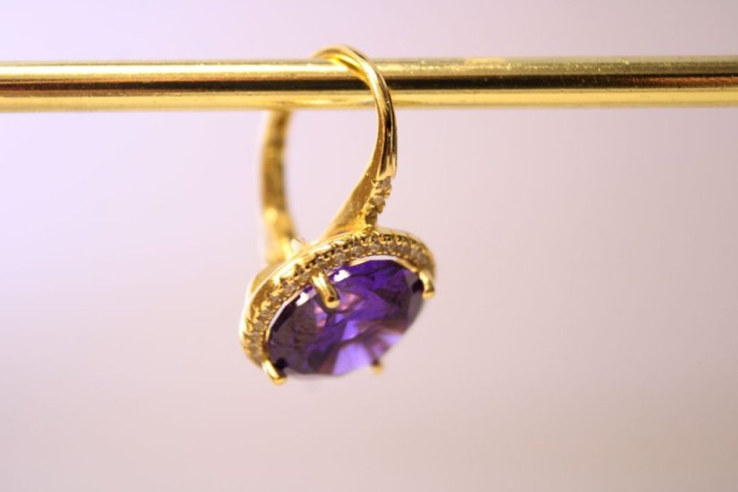 Elegantné strieborné pozlátené náušnice s veľkým fialovým kameňom, číre zirkóny, klasické zapínanie, 5,10g, 925/1000