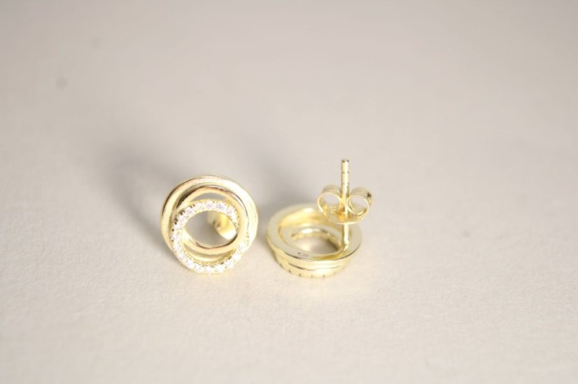 Pozlátené strieborné náušnice v tvare prepojených kruhov s čírymi zirkónmi, napichovačky, 2,16 g, 925/1000
