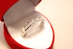 Strieborný retiazkový prsteň s čírymi kamienkami, rhódium, veľkosť 56, 2,41g, 925/1000