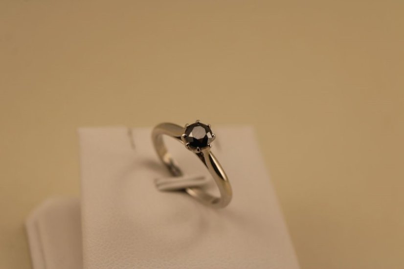 Prsteň- čierny diamant- 0,60ct- biele zlato- 14 karátov