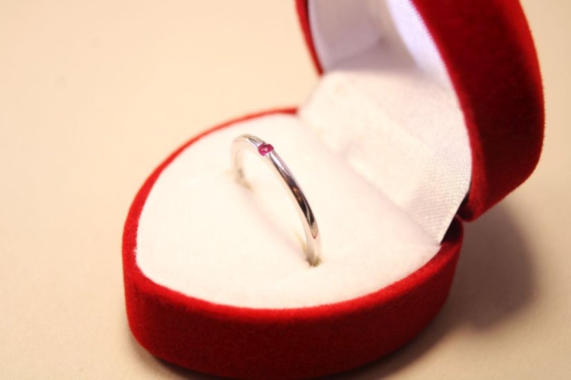Strieborný minimalistický prsteň, sýto rúžový zirkón, rhodium, veľkosť 48, 1,12 g, 925/1000