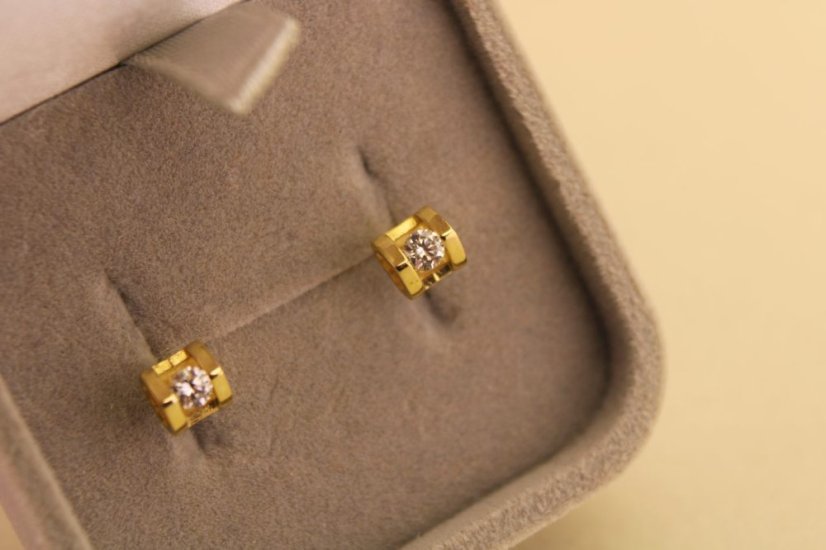 Náušnice- srdiečka-diamanty- žlté zlato- napichovačky- 14 karátov
