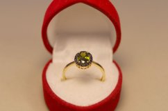 Zlatý prsteň s brúseným olivovo-zeleným zirkónom, žlté zlato, veľkosť 53, 1,37 g, 14k 585/1000