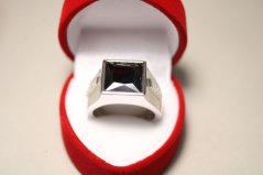 Strieborný výrazný prsteň s čiernym ónyxom a čírymi zirkónmi, rhódium, veľkosť 54, 8,28g, 925/1000