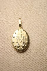 Ovalný zlatý prívesok medailón so symbolmi Panny Márie, žlté zlato, 1,18 g, 585/1000, 14 karátov