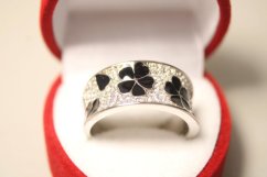 Strieborný prsteň čierny kvetinový s čírymi zirkónmi a čiernym smaltom, rhodium, veľkosť 57, 5,22 g,925/1000