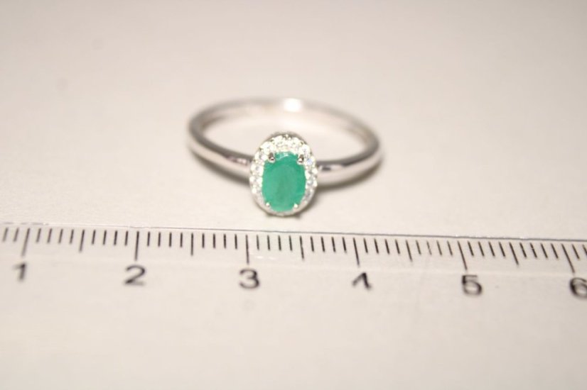 Prsteň-smaragd-číre zirkóny-rhodium-striebro