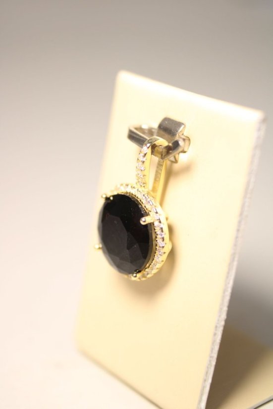 Pozlátený strieborný prívesok s lesklým čiernym zirkónom, číre zirkóny, 1,43 g, 925/1000 - Materiál: Pozlátené striebro, Druh kameňa: FAREBNÝ ZIRKÓN, Farba kameňa: Čierny, Váha (g): 1,43, Rýdzosť: STRIEBRO 925/1000