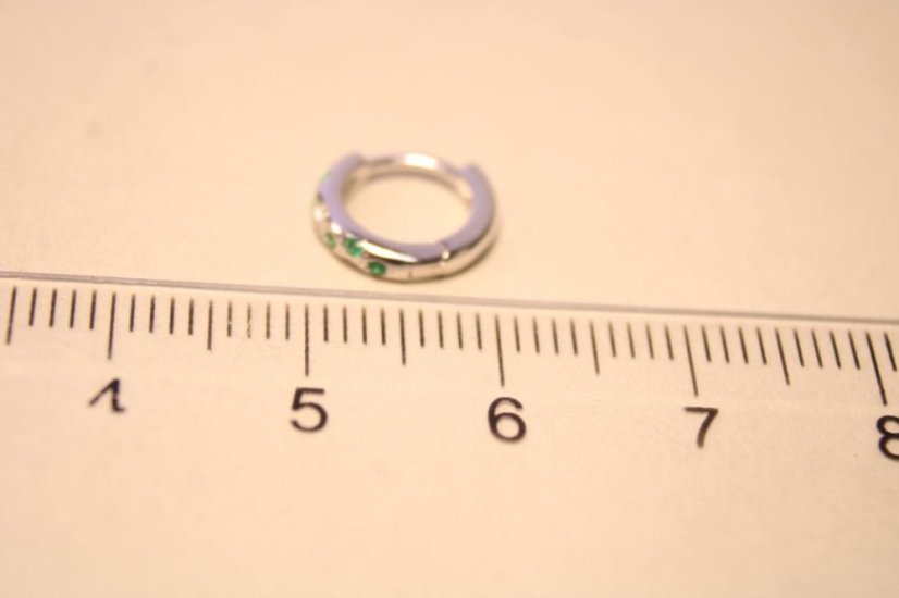 Rhódiované strieborné naušnice farebné kruhy, zelené a číre zirkóny, 0,96g, zacvakávacie, 925/1000