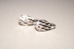 Náušnice-gravír-slzy-rhódium-patent-striebro