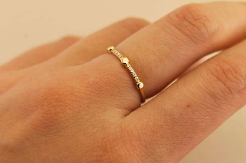 Prsteň- diamanty- 0,04 ct- H/Si2- žlté zlato- 14 karátov - Farba zlata: Žltá, Druh kameňa: DIAMANT (BRILIANT), Farba kameňa: Biely, Veľkosť prsteňa: 54, Váha (g): 1,04, Rýdzosť: 14 karátov 585/1000