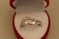 Prsteň- zaoblený vzor-číre zirkóny-rhodium-striebro