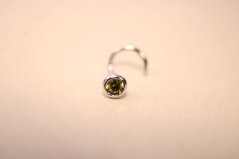 Strieborný zahnutý piercing do nosa, zelený kamienok 2 mm, rhódium, 0,20g, 925/1000