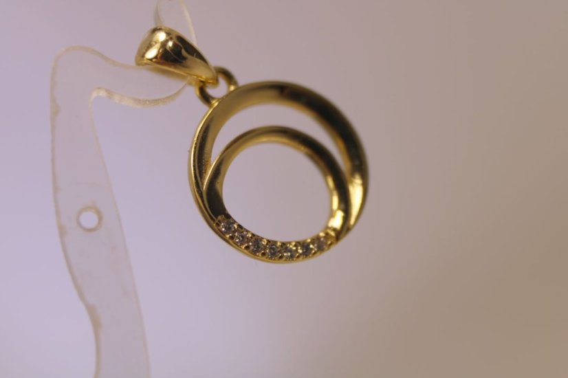 Pozlátený strieborný prívesok vyrezávané kruhy s kamienkami zirkóna, 1,03g, 925/1000 - Materiál: Pozlátené striebro, Druh kameňa: ZIRKÓN, Farba kameňa: Číry, Váha (g): 1,03, Rýdzosť: STRIEBRO 925/1000