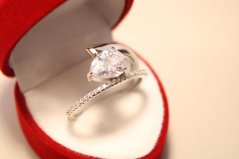 Strieborný prsteň s brúseným čírym zirkónom, rhódium, veľkosť 60, 3,63g, 925/1000