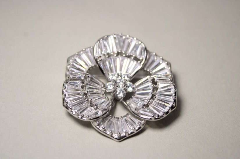 Brošňa v tvare kvetu s čírymi zirkónmi, rhodiované striebro, 12,41 g, 925/1000 - Materiál: Rhodiované striebro, Druh kameňa: ZIRKÓN, Farba kameňa: Číry, Váha (g): 12,41, Rýdzosť: STRIEBRO 925/1000