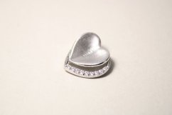 Strieborný prívesok s matno-lesklou úpravou - srdce s čírymi zirkónmi, rhodium, 1,98 g, 925/1000