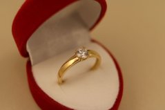 Prsteň- číry zirkón v korunke- žlté zlato- 14 karátov