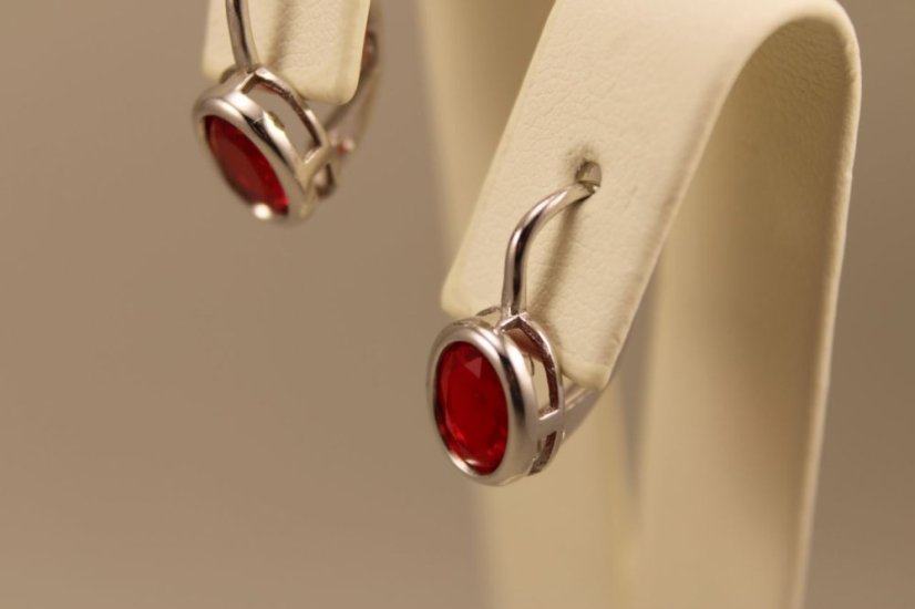 Náušnice- červený zirkón-klasické zapínanie- striebro