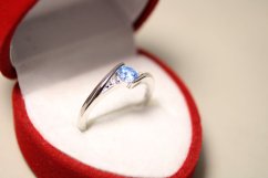 Strieborný rhódiovaný prsteň v tvare vlnky modrý kameň a číre zirkóny, veľkosť 47, 1,56g, 925/1000
