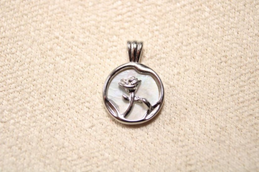 Strieborný prívesok s motívom ruže, perleť, rhodium, 1,17 g,  925/1000