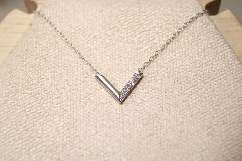 Strieborný náhrdelník s príveskom v tvare V, číre zirkóny, rhodium, 45-50 cm, 1,85 g, 925/1000