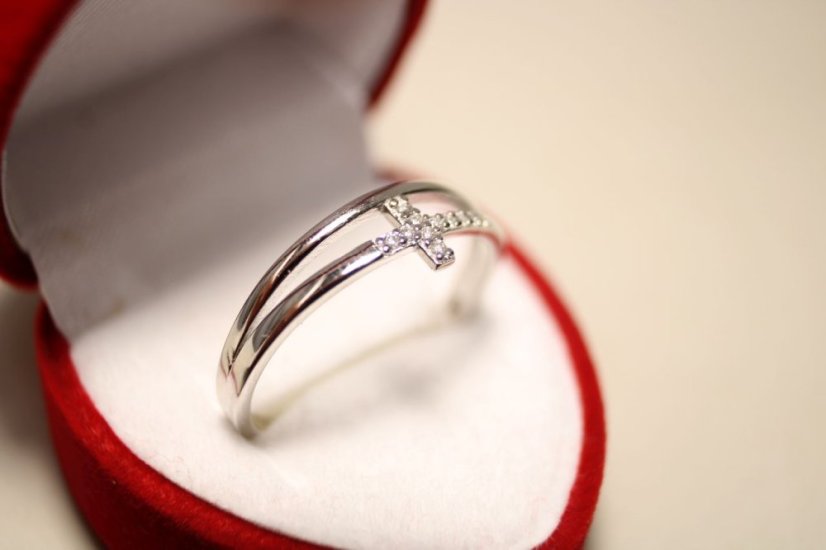 Strieborný prsteň s dvojitou obručou zdobený zirkónovým krížikom, rhódium, veľkosť 62, 2,07g, 925/1000