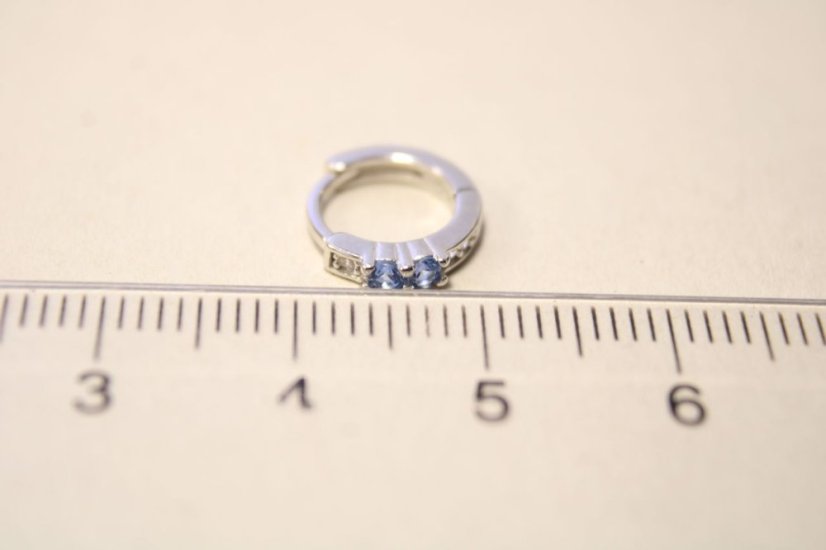 Rhódiované strieborné náušnice malé krúžky, modré a číre zirkóny, zacvakávacie, 1,16g, 925/1000