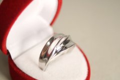 Strieborný rhodiovaný prsteň tvarovaný, veľkosť 60, 3,37 g, 925/1000