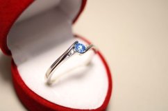 Prsteň-v tvare vlnky-modrý kameň- číre zirkóny-rhodium-striebro