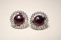 Strieborné rhódiované naušnice s prírodným granátom a čírymi zirkónmi, puzetové zapínanie, 3,20g, 925/1000