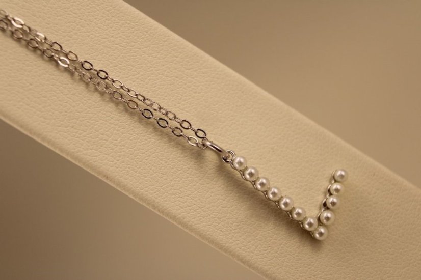 Retiazka- Celebritka- písmeno L- perličky- rhódiované striebro