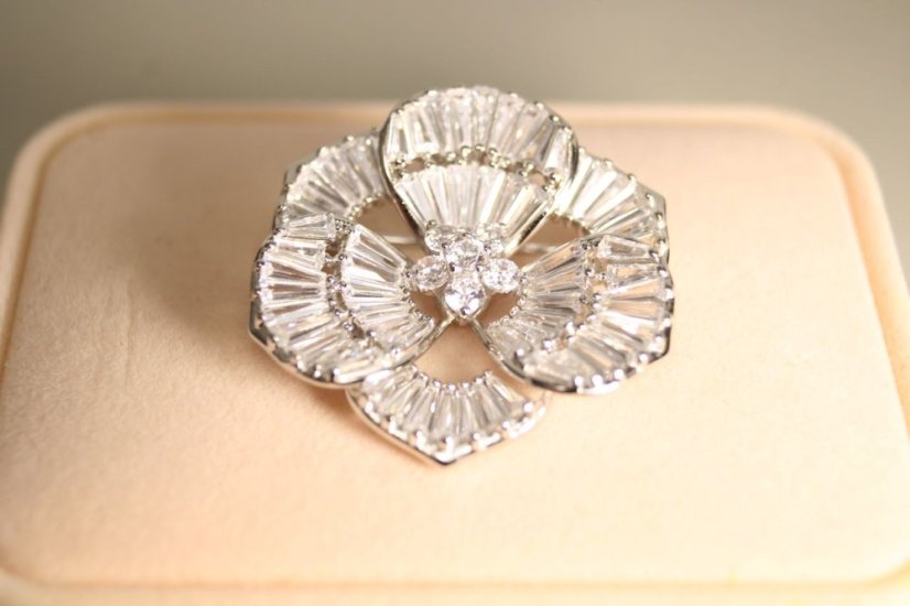 Brošňa v tvare kvetu s čírymi zirkónmi, rhodiované striebro, 12,41 g, 925/1000 - Materiál: Rhodiované striebro, Druh kameňa: ZIRKÓN, Farba kameňa: Číry, Váha (g): 12,41, Rýdzosť: STRIEBRO 925/1000