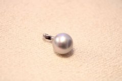 Strieborný prívesok s riečnou perlou sivej farby, rhodium, 1,15 g, 925/1000