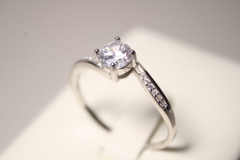 Prsteň-brúsený číry zirkón-rhodium-striebro