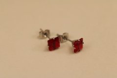 Náušnice- červený zirkón- puzetky-chirurgická oceľ- 316/L