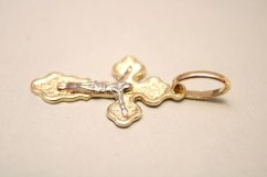 Prívesok- trojcípi krížik-Ježiš- viacfarebné zlato- 14 karátov