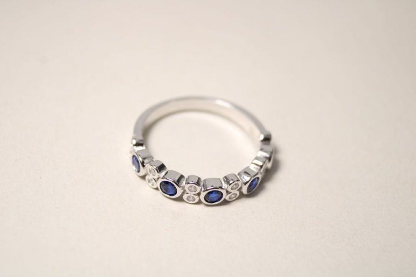 Strieborný prstienok s čírymi a modrými zirkónmi, rhodium, veľkosť 58, 3,13 g , 925/1000