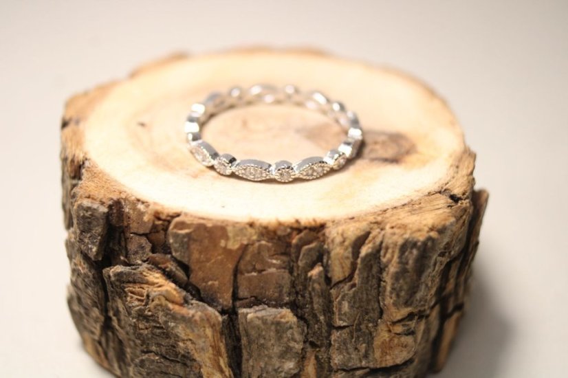 Rhódiovaný strieborný prsteň s čírymi zirkónmi rôznych tvarov, veľkosť 59, 1,37g, 925/1000 - Materiál: Rhodiované striebro, Druh kameňa: ZIRKÓN, Farba kameňa: Číry, Veľkosť prsteňa: 59, Váha (g): 1,37, Rýdzosť: STRIEBRO 925/1000