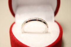 Strieborný prsteň s čírymi zirkónmi, rhodium, veľkosť 47, 2,11 g, 925/1000