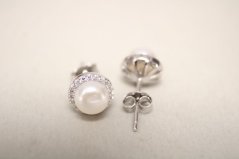 Náušnice s perlou- číre zirkóny-puzetky-rhodium-striebro